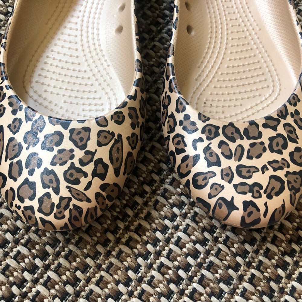 CROCS Leopard/Animal Print Slip-on Ballet Flats Closed Heel Water Friendly - Picture 4 of 10